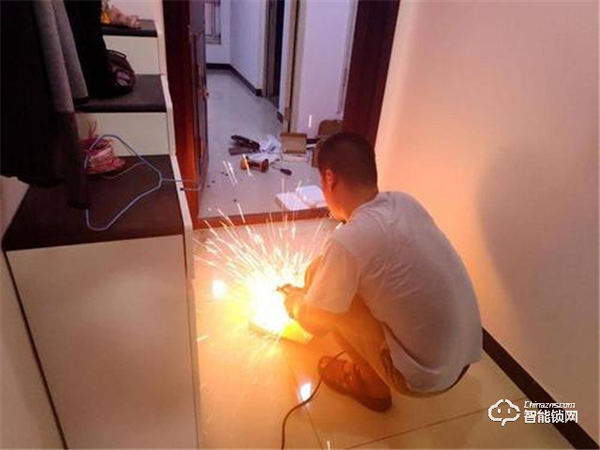 自從裝上了安全省心的智能鎖，父親逢人就夸