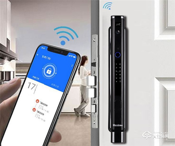 自從裝上了安全省心的智能鎖，父親逢人就夸