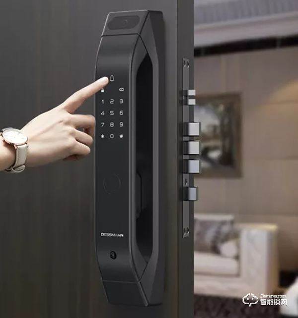 刷個臉秒進屋，這個智能鎖還是個24小時守門人