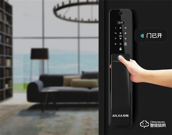 拎著大包小包望門生嘆，輕松開門我有安嘉智能鎖