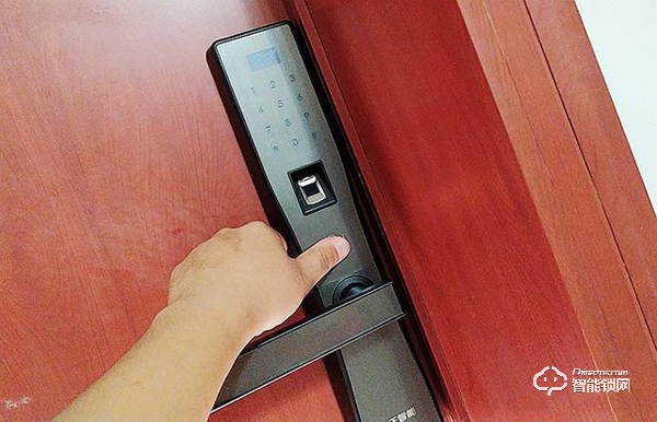 方正智能鎖評測：高科技時(shí)代，用方正智能鎖住家的安全
