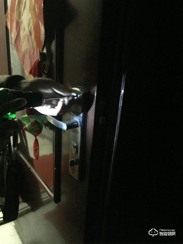 這款云起指紋鎖是榮獲了IF設計大獎的產品設計材質做工都無可挑剔