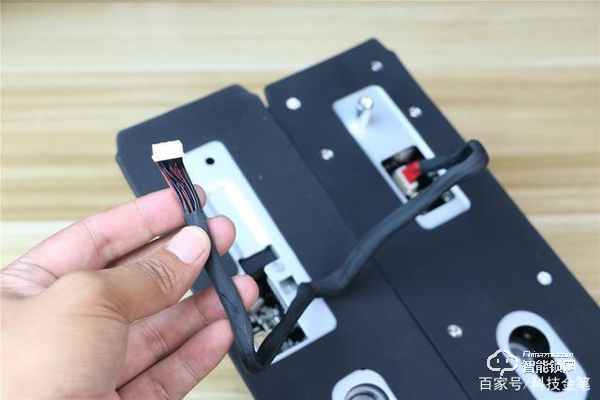 TCL智能鎖實力攪局，外觀新穎別樹一幟，一鍵開關更方便