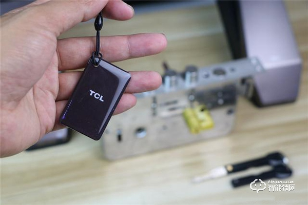 TCL智能鎖實力攪局，外觀新穎別樹一幟，一鍵開關更方便
