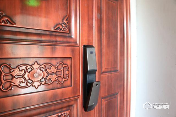 TCL智能鎖實力攪局，外觀新穎別樹一幟，一鍵開關更方便