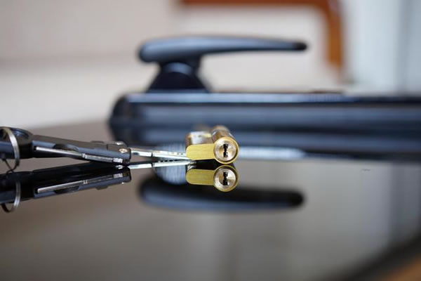 便捷安全兩不誤，希箭C1炫酷黑全自動智能鎖入手記