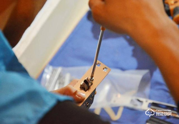 用防彈玻璃做面板，到底有多堅固，創米小白智能門鎖G1親測