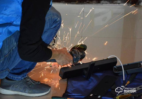 用防彈玻璃做面板，到底有多堅固，創米小白智能門鎖G1親測