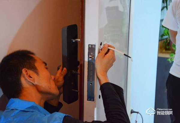 用防彈玻璃做面板，到底有多堅固，創米小白智能門鎖G1親測