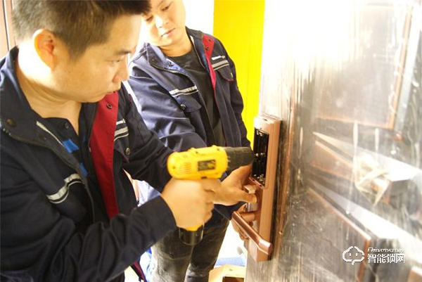 德施曼指紋鎖怎么樣？阿里云智能鎖、小嘀T7、小嘀指紋鎖V5測評