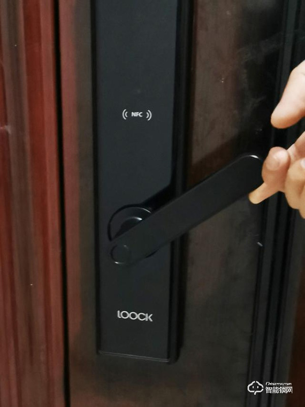 指紋鎖什么品牌好？德施曼、鹿客、派瑞軍工裝甲智能鎖試用測評