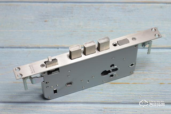 自帶貓眼遠程監控于一體：小益X6智能鎖