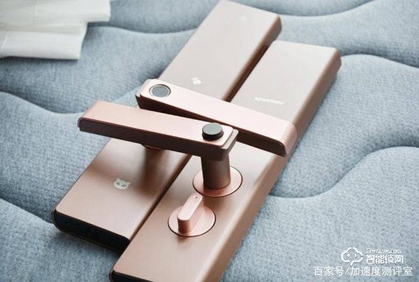 首創(chuàng)行業(yè)呼吸燈設(shè)計，斑點貓Z3智能指紋鎖實測體驗，顏值擔(dān)當(dāng)者