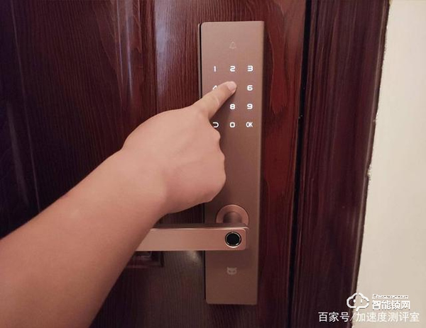 首創(chuàng)行業(yè)呼吸燈設(shè)計，斑點貓Z3智能指紋鎖實測體驗，顏值擔(dān)當(dāng)者