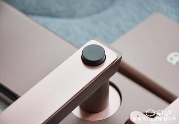 首創(chuàng)行業(yè)呼吸燈設(shè)計，斑點貓Z3智能指紋鎖實測體驗，顏值擔(dān)當(dāng)者