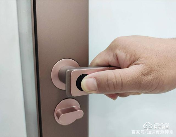 首創(chuàng)行業(yè)呼吸燈設(shè)計，斑點貓Z3智能指紋鎖實測體驗，顏值擔(dān)當(dāng)者