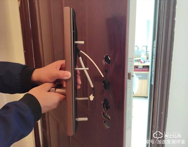 首創(chuàng)行業(yè)呼吸燈設(shè)計，斑點貓Z3智能指紋鎖實測體驗，顏值擔(dān)當(dāng)者