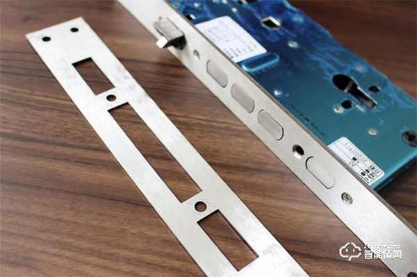 一次投入多重守護，帶貓眼的全自動智能鎖