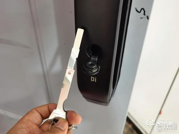 拒絕花里胡哨，德施曼小嘀Q3H智能指紋鎖體驗