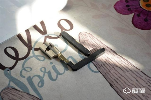 米家推拉式指紋鎖評測：顏值與實力共存，6種開鎖方式全家通用