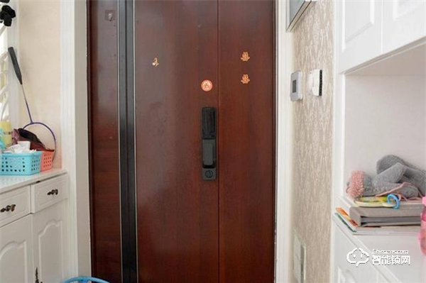 米家推拉式指紋鎖評測：顏值與實力共存，6種開鎖方式全家通用