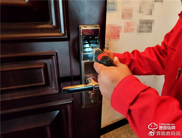 3D人臉識別開門，給家全方位守護：德施曼R8人臉智能鎖體驗