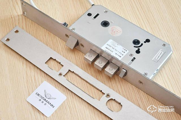 程序員給防盜門加裝3D人臉識別，人到門前自動開鎖，無光也能識別