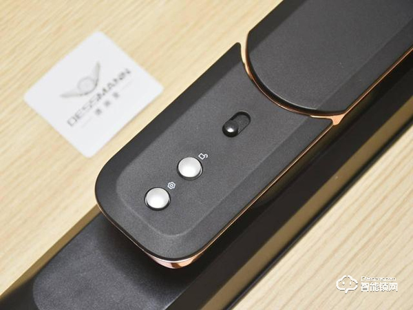 程序員給防盜門加裝3D人臉識別，人到門前自動開鎖，無光也能識別