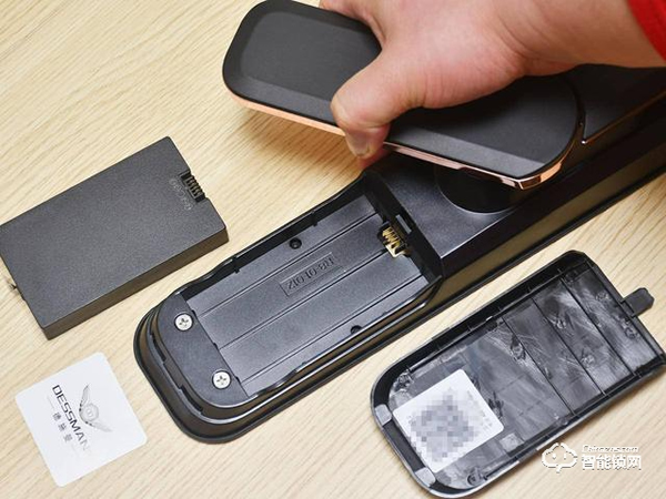 程序員給防盜門加裝3D人臉識別，人到門前自動開鎖，無光也能識別