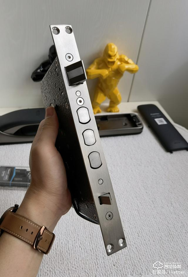 自從裝了帶可視貓眼的智能門鎖，再也不用擔心女朋友一個人在家了