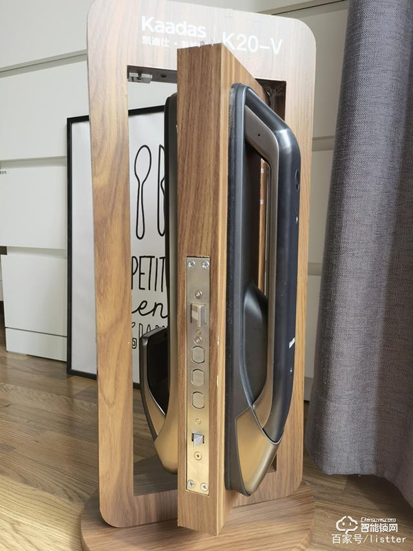 自從裝了帶可視貓眼的智能門鎖，再也不用擔心女朋友一個人在家了