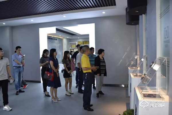 中國(guó)智能鎖行業(yè)考察團(tuán)走進(jìn)楊格