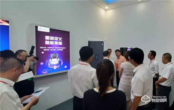 王力董事長(zhǎng)王躍斌出席“第三屆中國(guó)門業(yè)(蓬溪)會(huì)議”