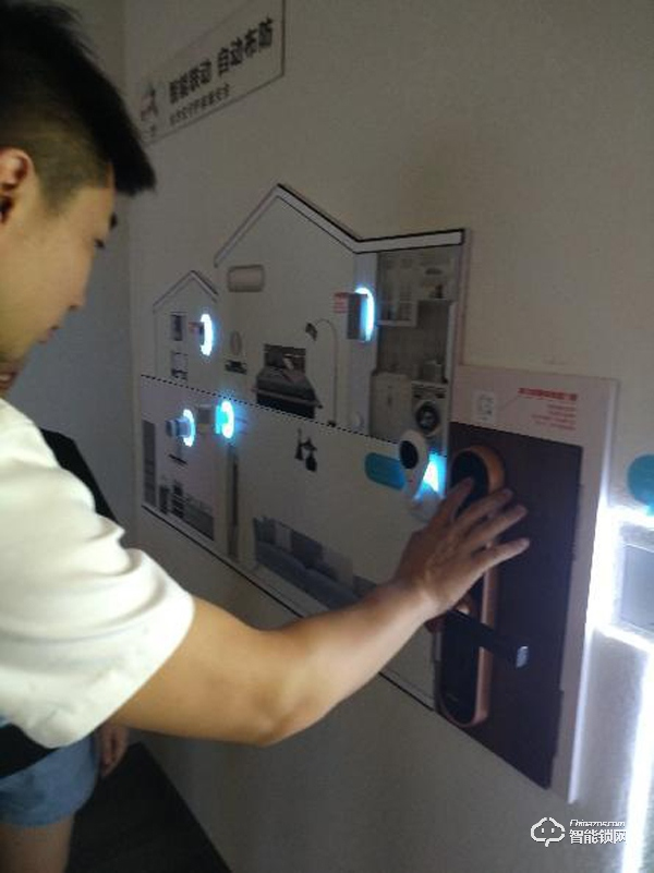 這不單單是一個(gè)智能門鎖，打開房門就能進(jìn)入“回家模式”