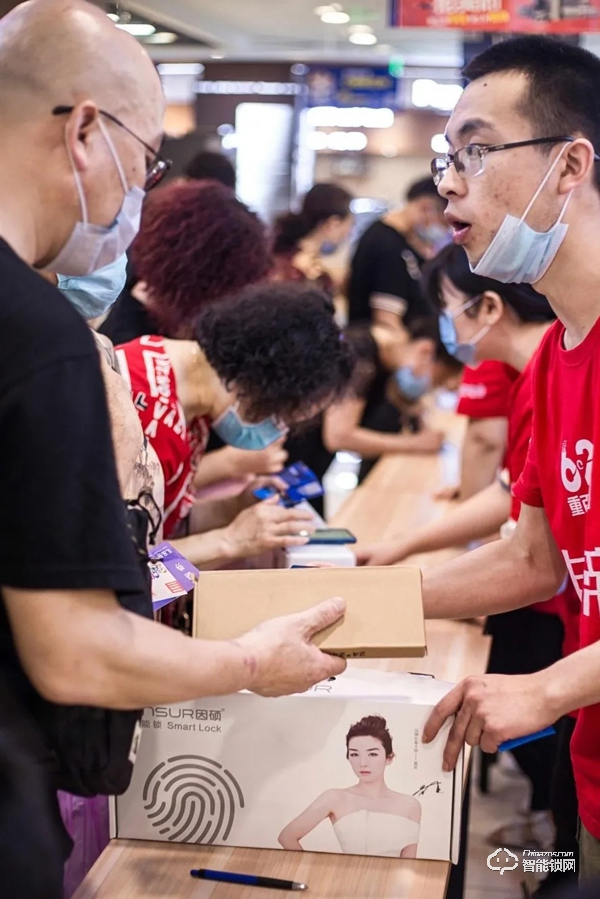 重慶百貨電器618大賣！解放碑上演萬人排隊(duì)搶購因碩智能鎖！