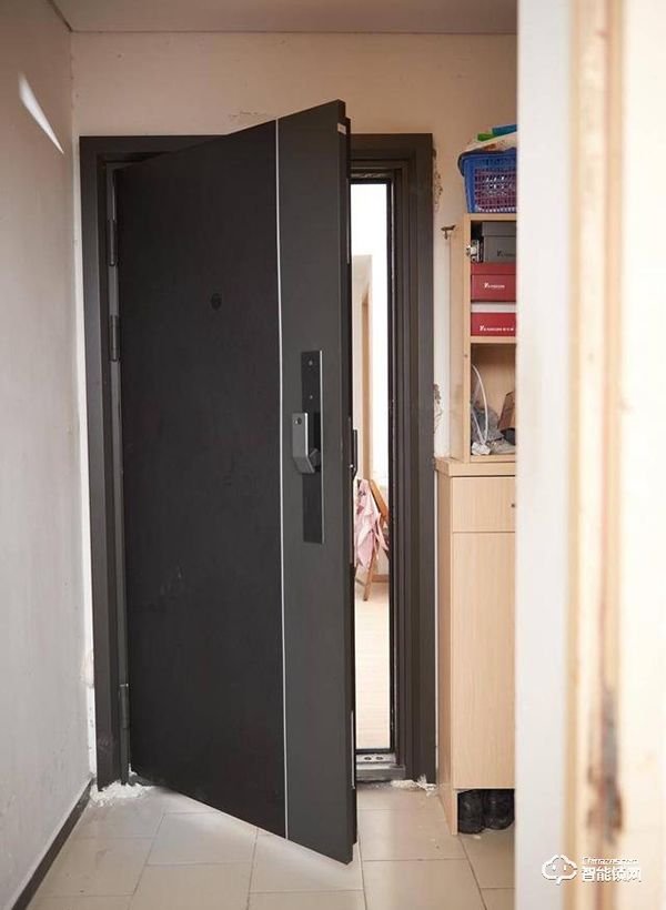 一個門重85KG，小米有品上架，嵌入式智能鎖，自帶10寸屏