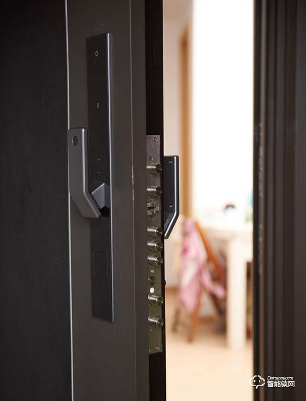 一個門重85KG，小米有品上架，嵌入式智能鎖，自帶10寸屏