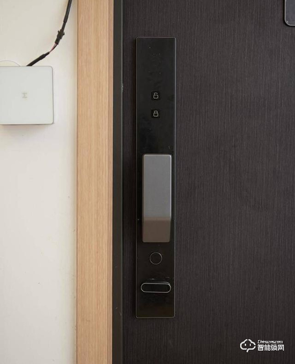 一個門重85KG，小米有品上架，嵌入式智能鎖，自帶10寸屏