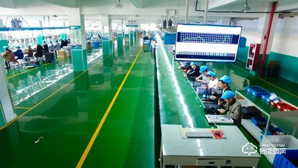 超人鳳凰涅槃，浴火重生。在疫情當下經歷困難，一切謠言止于現