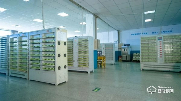 超人鳳凰涅槃，浴火重生。在疫情當下經歷困難，一切謠言止于現