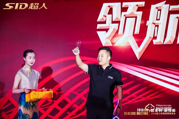 超人鳳凰涅槃，浴火重生。在疫情當下經歷困難，一切謠言止于現