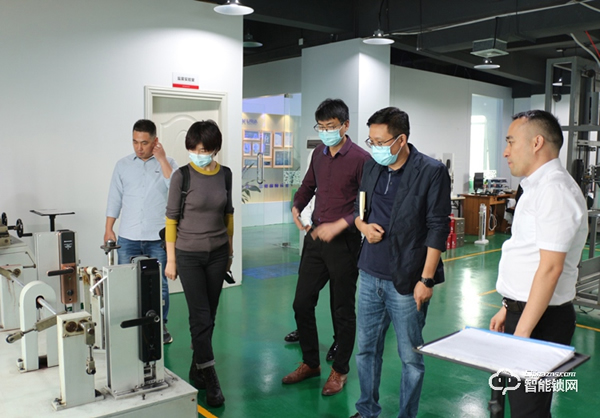 澤信集團領導一行蒞臨櫻花智能鎖考察交流