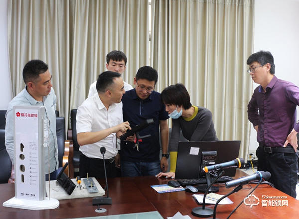 澤信集團領導一行蒞臨櫻花智能鎖考察交流