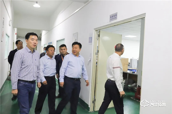 寧夏海原縣縣委領導一行參觀考察皇家金盾人臉鎖生產基地