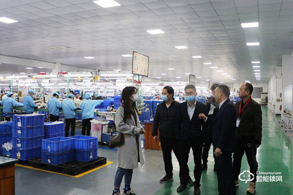 佳兆業(yè)科創(chuàng)集團(tuán)領(lǐng)導(dǎo)一行蒞臨櫻花智能鎖參觀(guān)考察