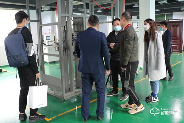 佳兆業(yè)科創(chuàng)集團(tuán)領(lǐng)導(dǎo)一行蒞臨櫻花智能鎖參觀(guān)考察