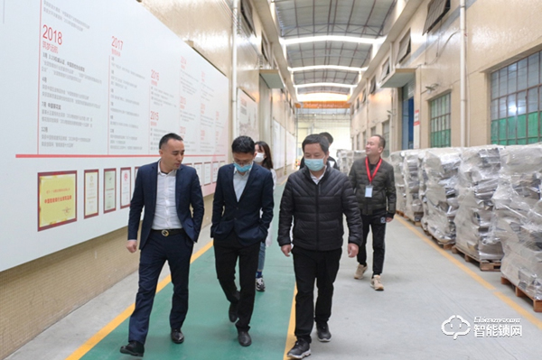 佳兆業(yè)科創(chuàng)集團(tuán)領(lǐng)導(dǎo)一行蒞臨櫻花智能鎖參觀(guān)考察