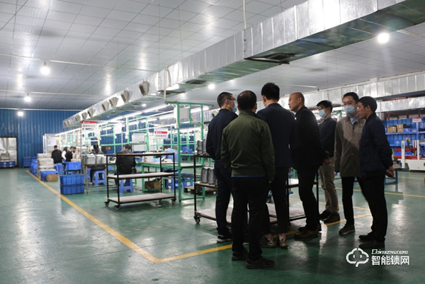 財信地產集團領導一行蒞臨櫻花智能鎖參觀考察