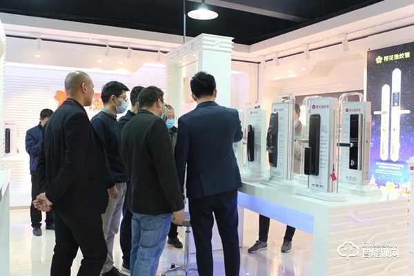 財信地產集團領導一行蒞臨櫻花智能鎖參觀考察