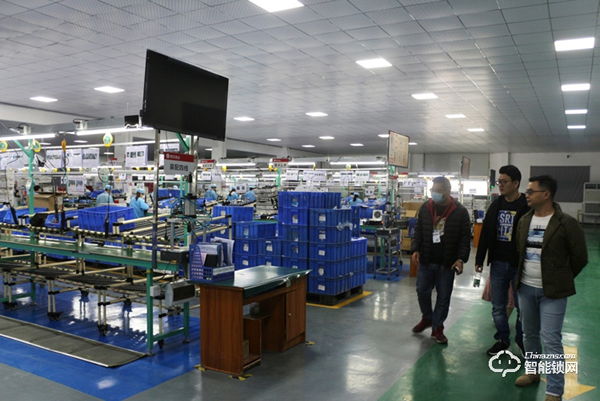 卓譽投資集團領導一行蒞臨櫻花智能鎖參觀考察